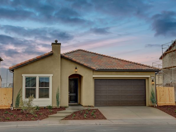 Single-family rental home in Fresno, California at dusk